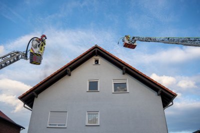 Dachstuhlbrand in Mehrfamilienhaus – elf Bewohner evakuiert – keine Verletzten – rund 70 Einsatzkräfte im Einsatz