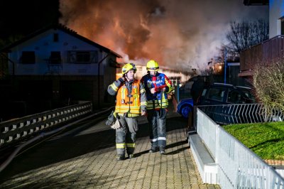 Meterhohe Feuersäulen bei Hallenbrand – Seniorenheim durch Rauch bedroht – Löschwasser gefriert