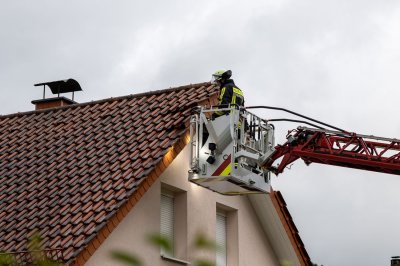 Windhose fegt nur zehn Sekunden durch Wohngebiet - 16 Dächer teils erheblich beschädigt - Feuerwehr im Dauereinsatz - Bäume stürzen um