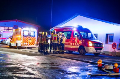 Meterhohe Feuersäulen bei Hallenbrand – Seniorenheim durch Rauch bedroht – Löschwasser gefriert