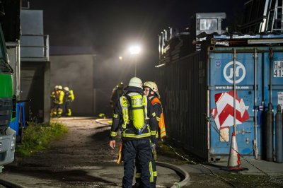 Großbrand in Lagerhalle eines Baustoffbetriebs in Maintal-Bischofsheim