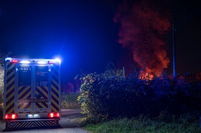 Großbrand in Lagerhalle eines Baustoffbetriebs in Maintal-Bischofsheim