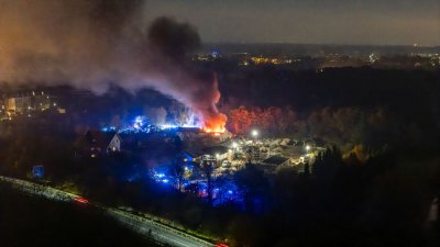 Großbrand in Lagerhalle eines Baustoffbetriebs in Maintal-Bischofsheim