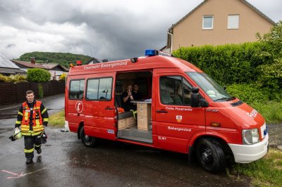 Windhose fegt nur zehn Sekunden durch Wohngebiet - 16 Dächer teils erheblich beschädigt - Feuerwehr im Dauereinsatz - Bäume stürzen um