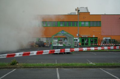 Großbrand auf Wertstoffhof - Baumarkt geräumt - Großeinsatz für Feuerwehr