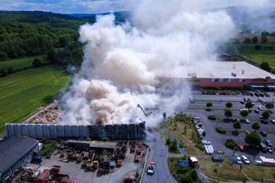 Großbrand auf Wertstoffhof - Baumarkt geräumt - Großeinsatz für Feuerwehr