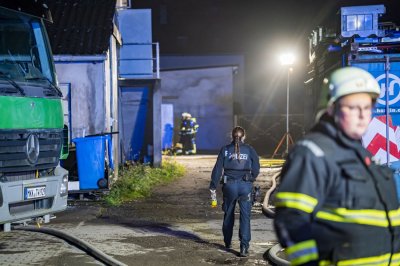 Großbrand in Lagerhalle eines Baustoffbetriebs in Maintal-Bischofsheim