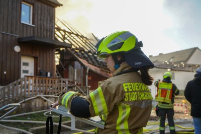 Scheune in Vollbrand – Flammen bedrohen Gastank – Feuerwehr verhindert Übergreifen auf Nachbarhaus
