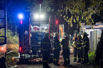 Großbrand in Lagerhalle eines Baustoffbetriebs in Maintal-Bischofsheim
