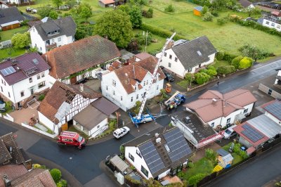 Windhose fegt nur zehn Sekunden durch Wohngebiet - 16 Dächer teils erheblich beschädigt - Feuerwehr im Dauereinsatz - Bäume stürzen um