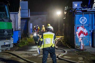 Großbrand in Lagerhalle eines Baustoffbetriebs in Maintal-Bischofsheim
