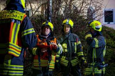 Meterhohe Feuersäulen bei Hallenbrand – Seniorenheim durch Rauch bedroht – Löschwasser gefriert