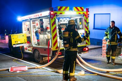 Meterhohe Feuersäulen bei Hallenbrand – Seniorenheim durch Rauch bedroht – Löschwasser gefriert