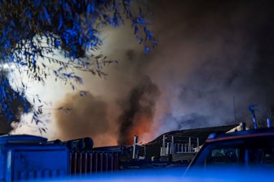 Großbrand in Lagerhalle eines Baustoffbetriebs in Maintal-Bischofsheim