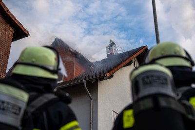 Dachstuhlbrand in Mehrfamilienhaus – elf Bewohner evakuiert – keine Verletzten – rund 70 Einsatzkräfte im Einsatz