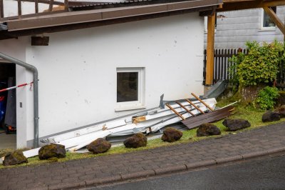 Windhose fegt nur zehn Sekunden durch Wohngebiet - 16 Dächer teils erheblich beschädigt - Feuerwehr im Dauereinsatz - Bäume stürzen um