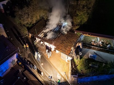 Garage auf Bauernhof in Vollbrand