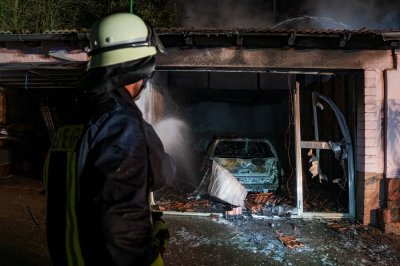 Garage auf Bauernhof in Vollbrand