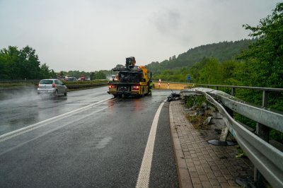 Totalschaden nach Aquaplaning – Fahrer (41) in Klinik