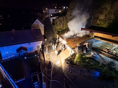 Garage auf Bauernhof in Vollbrand