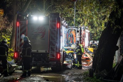 Großbrand in Lagerhalle eines Baustoffbetriebs in Maintal-Bischofsheim