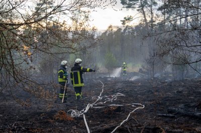 Waldbrand – Hubschrauber ortet Flammen aus der Luft