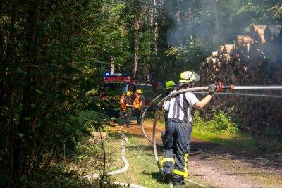 Brennender Holzpolter sorgt für größeren Einsatz