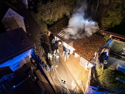 Garage auf Bauernhof in Vollbrand