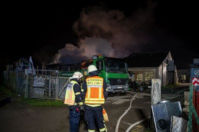 Großbrand in Lagerhalle eines Baustoffbetriebs in Maintal-Bischofsheim
