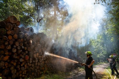 Brennender Holzpolter sorgt für größeren Einsatz