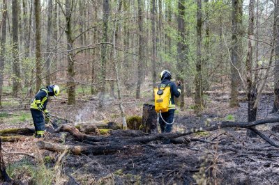 Waldbrand – Hubschrauber ortet Flammen aus der Luft