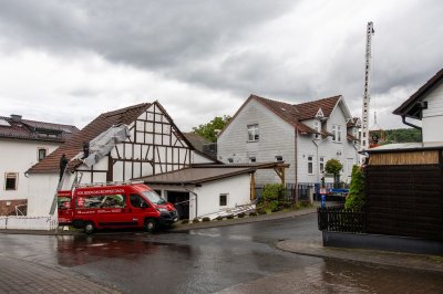 Windhose fegt nur zehn Sekunden durch Wohngebiet - 16 Dächer teils erheblich beschädigt - Feuerwehr im Dauereinsatz - Bäume stürzen um