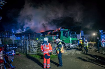 Großbrand in Lagerhalle eines Baustoffbetriebs in Maintal-Bischofsheim