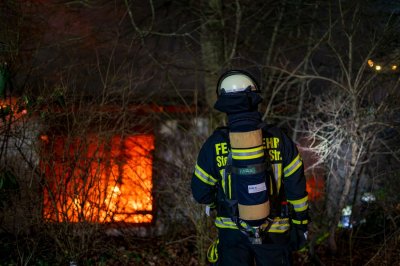 Meterhohe Feuersäulen bei Hallenbrand – Seniorenheim durch Rauch bedroht – Löschwasser gefriert