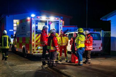 Meterhohe Feuersäulen bei Hallenbrand – Seniorenheim durch Rauch bedroht – Löschwasser gefriert