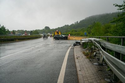 Totalschaden nach Aquaplaning – Fahrer (41) in Klinik