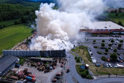 Großbrand auf Wertstoffhof - Baumarkt geräumt - Großeinsatz für Feuerwehr
