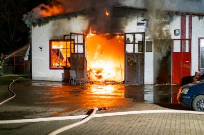 Meterhohe Feuersäulen bei Hallenbrand – Seniorenheim durch Rauch bedroht – Löschwasser gefriert