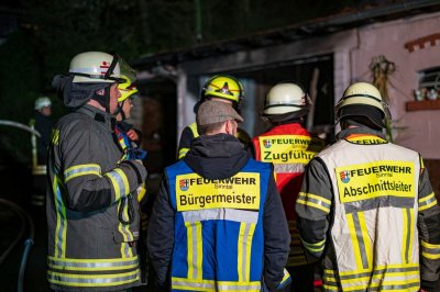 Garage auf Bauernhof in Vollbrand