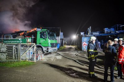 Großbrand in Lagerhalle eines Baustoffbetriebs in Maintal-Bischofsheim