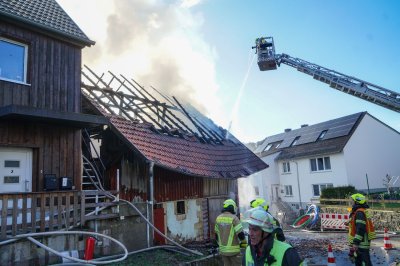 Scheune in Vollbrand – Flammen bedrohen Gastank – Feuerwehr verhindert Übergreifen auf Nachbarhaus