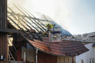 Scheune in Vollbrand – Flammen bedrohen Gastank – Feuerwehr verhindert Übergreifen auf Nachbarhaus