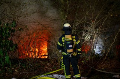 Meterhohe Feuersäulen bei Hallenbrand – Seniorenheim durch Rauch bedroht – Löschwasser gefriert