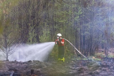 Waldbrand – Hubschrauber ortet Flammen aus der Luft