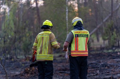 Waldbrand – Hubschrauber ortet Flammen aus der Luft