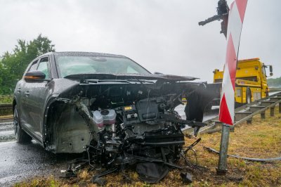 Totalschaden nach Aquaplaning – Fahrer (41) in Klinik