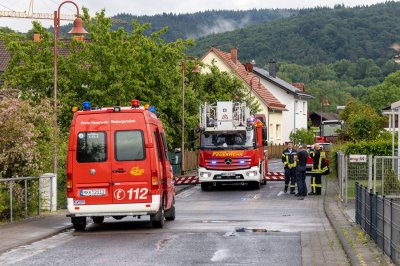 Windhose fegt nur zehn Sekunden durch Wohngebiet - 16 Dächer teils erheblich beschädigt - Feuerwehr im Dauereinsatz - Bäume stürzen um