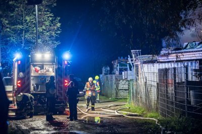 Großbrand in Lagerhalle eines Baustoffbetriebs in Maintal-Bischofsheim