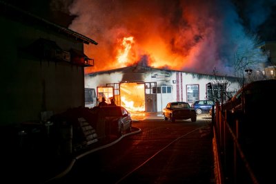 Meterhohe Feuersäulen bei Hallenbrand – Seniorenheim durch Rauch bedroht – Löschwasser gefriert