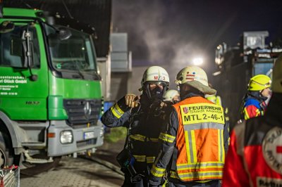 Großbrand in Lagerhalle eines Baustoffbetriebs in Maintal-Bischofsheim